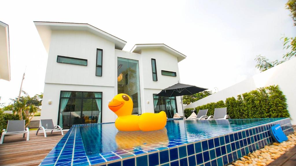 Exterior view of a private pool at Happy Family Villa in Phuket Town