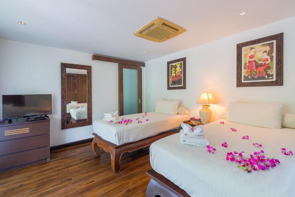 Twin beds at Villa Kalim6 in Patong Beach